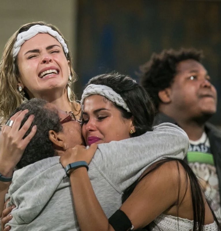 marinhotuita's tweet image. pra que não se esqueçam que a 10 anos atrás ela já era o que é; como disse bial “você generosa viu a solidão de ronan e o trouxe de volta, você esperta percebeu o brilho de munik e com ela formou” 🩷