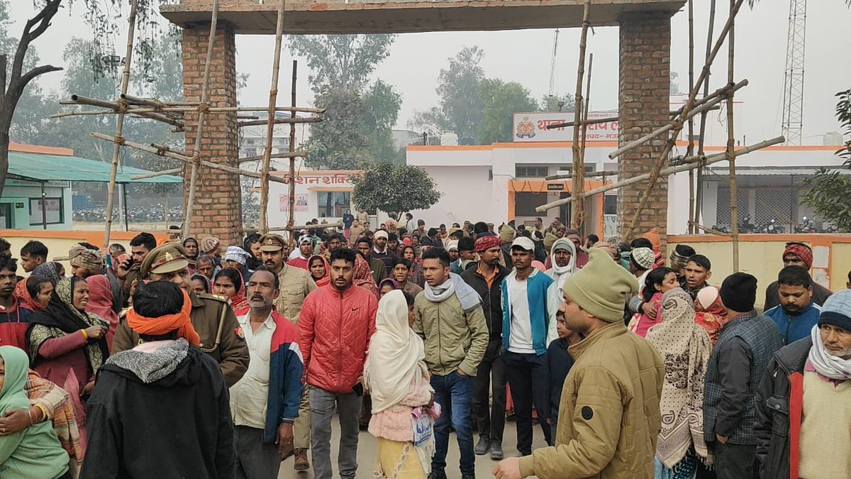 bstvlive's tweet photo. मऊ: सरायलखंसी थाने पर महिलाओं ने किया घेराव
➡कार्रवाई ना होने पर पुलिस के खिलाफ प्रदर्शन
➡कल 1 बोलेरो चालक ने 5 लोगों को रौंदा था
➡2 महिला की मौत, 2 लोग घायल हुए थे
➡पुलिस ने चालक को हिरासत में लिया
➡सरायलखंसी के ताजोपुर गांव बाबा का मामला
#MauProtest #SeriousAccident @maupolice
