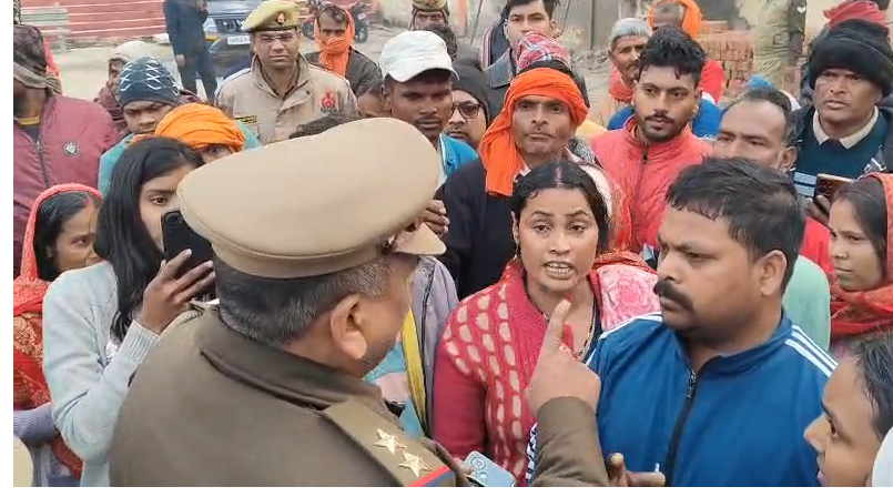 bstvlive's tweet photo. मऊ: सरायलखंसी थाने पर महिलाओं ने किया घेराव
➡कार्रवाई ना होने पर पुलिस के खिलाफ प्रदर्शन
➡कल 1 बोलेरो चालक ने 5 लोगों को रौंदा था
➡2 महिला की मौत, 2 लोग घायल हुए थे
➡पुलिस ने चालक को हिरासत में लिया
➡सरायलखंसी के ताजोपुर गांव बाबा का मामला
#MauProtest #SeriousAccident @maupolice