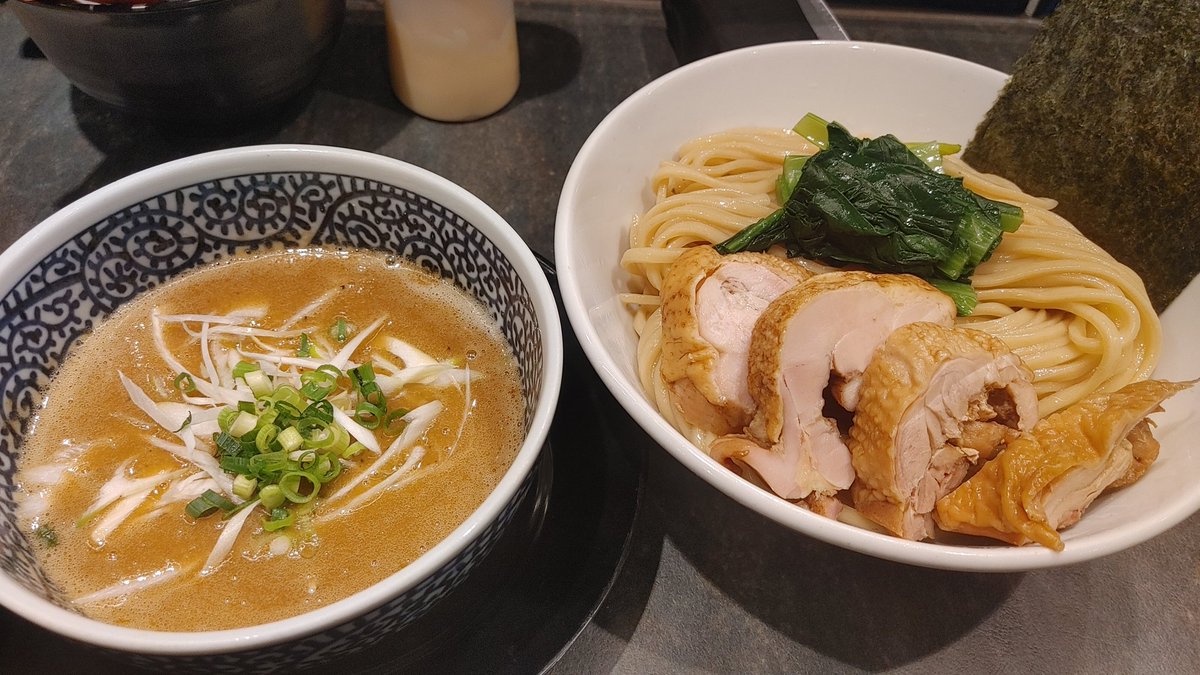 Itou_menzin's tweet photo. 休日、美味い麺を求めて…

宮元製麺@東砂

「鶏と貝出汁のつけ麺」
大盛り+炭火焼き鶏チャー増し

今日はつけ麺大盛りで食べたい😆♪
そんな気分でX散策、ポストを見付けて訪問😉
宮ちゃんは不在、でも、来た甲斐が十二分にある美味しさに���満足😋🎶

ごちそうさまでした😌 https://t.co/HUzc0IPgQN