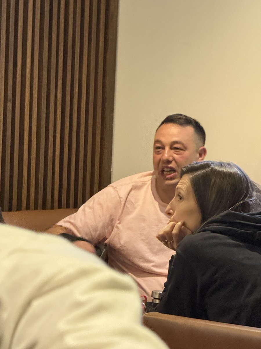 Acá esperando el vuelo con el papá de Marchesín