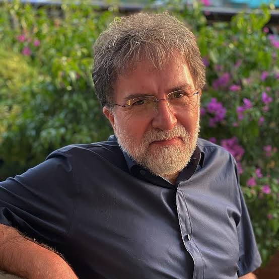 haberfilesi's tweet photo. Ahmet Hakan: “Bu işten Erdoğan’ın kârlı çıktığını düşünüyorlar ve işte buna dayanamıyorlar”

Ahmet Hakan: 

MORALLERİ BOZUK ÇÜNKÜ  - Esad düştü. ÜZÜLDÜLER.

- Şam, Türkiye dostu bir yönetimin eline geçti. ÜZÜLDÜLER.

- ABD, yeni Şam yönetimini destekledi. ÜZÜLDÜLER.

- Trump, Suriye dosyasını Erdoğan’a bıraktı. ÜZÜLDÜLER.

- SDG, Amerikan desteğini kaybetti. ÜZÜLDÜLER.

- SDG kaybetti. ÜZÜLDÜLER.

- Tam entegrasyon kararı çıktı. ÜZÜLDÜLER.

- PKK’nın Suriye’de ayrı bir devletçik kurma hayali iki günde bitti. ÜZÜLDÜLER.

*

Durumları şu:

Moraller bozuk. Uyku tutmuyor. Karamsarlık kapladı dört bir yanlarını. Yüzleri gülmüyor. Konudan hızla uzaklaşmaya çalışıyorlar. Öfkeliler.
*
Peki ama niye?

Tek bir nedeni var bunun:

Bu işten Erdoğan’ın kârlı çıktığını düşünüyorlar ve işte buna dayanamıyorlar.
