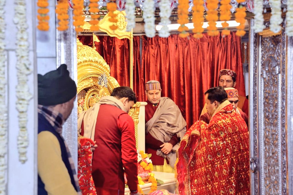 सर्वमंगल मांगल्ये शिवे सर्वार्थ साधिके।
शरण्ये त्र्यम्बके गौरी नारायणि नमोस्तुते॥

राष्ट्रीय अध्यक्ष का पदभार ग्रहण करने से पूर्व, दिल्ली स्थित झंडेवालान देवी मंदिर एवं वाल्मीकि मंदिर में विधिवत पूजा-अर्चना कर आशीर्वाद प्राप्त किया।