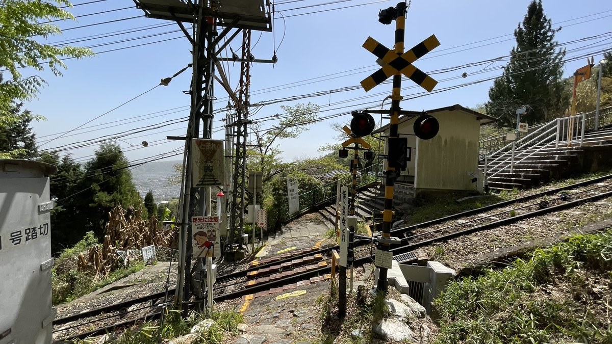 tetsudougach's tweet photo. 線路の傾斜がすごす��る踏切。 https://t.co/sr209KPcjM