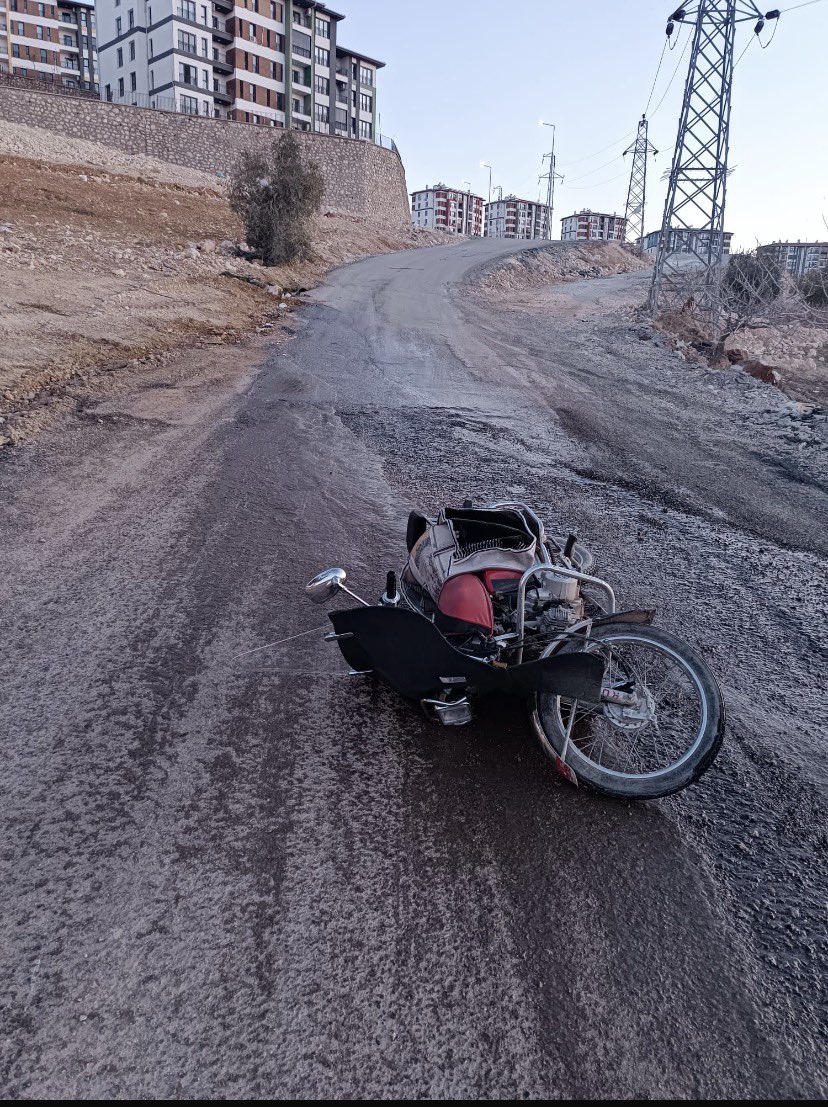 <a href="/GaziantepBeld/">Gaziantep Büyükşehir</a> <a href="/gantepvaliligi/">Gaziantep Valiliği</a> <a href="/FatmaSahin/">Fatma Şahin</a> <a href="/tcbestepe/">T.C. Cumhurbaşkanlığı</a> Burası Gaziantep/Nizip Kızılcakent TOKİ kâğıt fabrikası girişi. Şuradan tam 7 aydır oluk oluk su akıyor. E kışın haliyle donuyor. Sonuç bu.!! Ne zaman yapılacak bu yol ?? Kaç kere daha şikayet edelim ? İlla ölelim mi ?