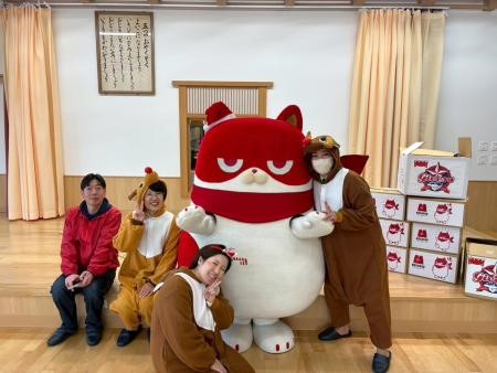 マルハン水沢店がお客様より寄付して頂いたお菓子を保育園に届けて来