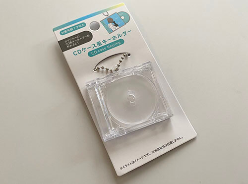 kosodate14's tweet photo. 100均ダイソー・セリアにも「CD風キーホルダー」はどこに売っている？買える？
https://t.co/BdtG2czbWu

#セリア #ダイソー #キャンドゥ #100均 #推し活 #CD風キーホルダー https://t.co/GRs0XlBwBm