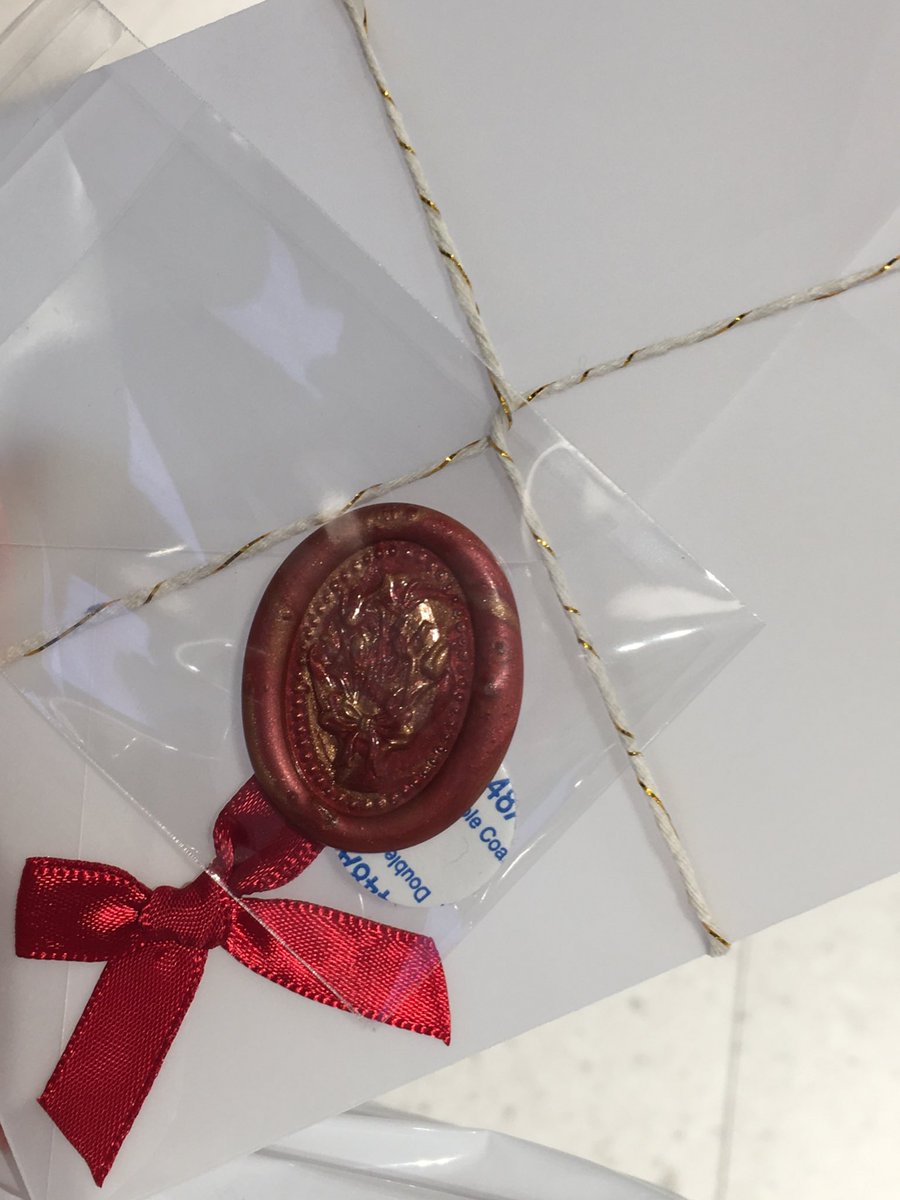 아이파크몰에서 실링왁스 첨 만들어봣어요 얏호
사장님 너믜 친절하시구
영상까지 찍어주셧슨 ㅎㅎㅎㅎㅎ
잘만들엇다고 칭찬도 받앗어요
봉투 + 데코 + 끈 + 실링왁스까지
오천원의행복……..