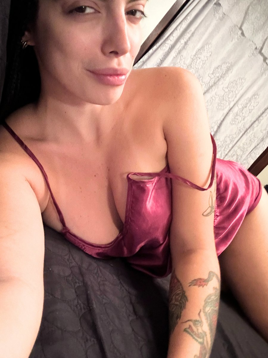 LizzHarrx's tweet photo. tell me the first thing you noticed… i’m curious https://t.co/JXWYkxktL4