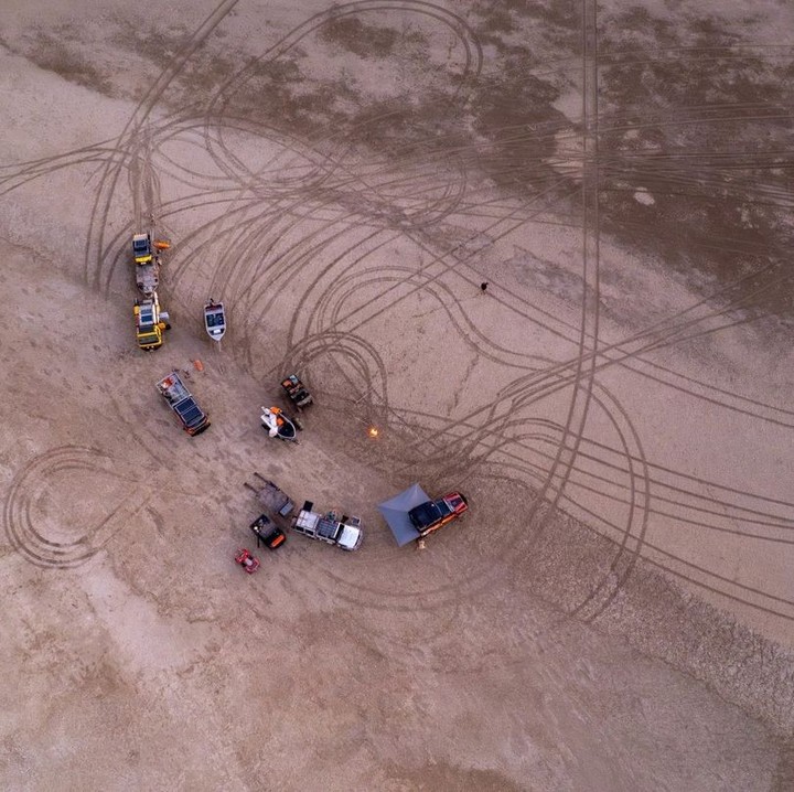 TheOztentGroup's tweet image. A long run across the sand, then camp set for the night.⁠
Apex RT-P-1600 Roof Top Tent ready to go, fire going, gear packed down, and the day winding out the right way.⁠
⁠
📷️ @australianbushman ⁠
⁠
#oztent | #discovermore | #rooftoptent