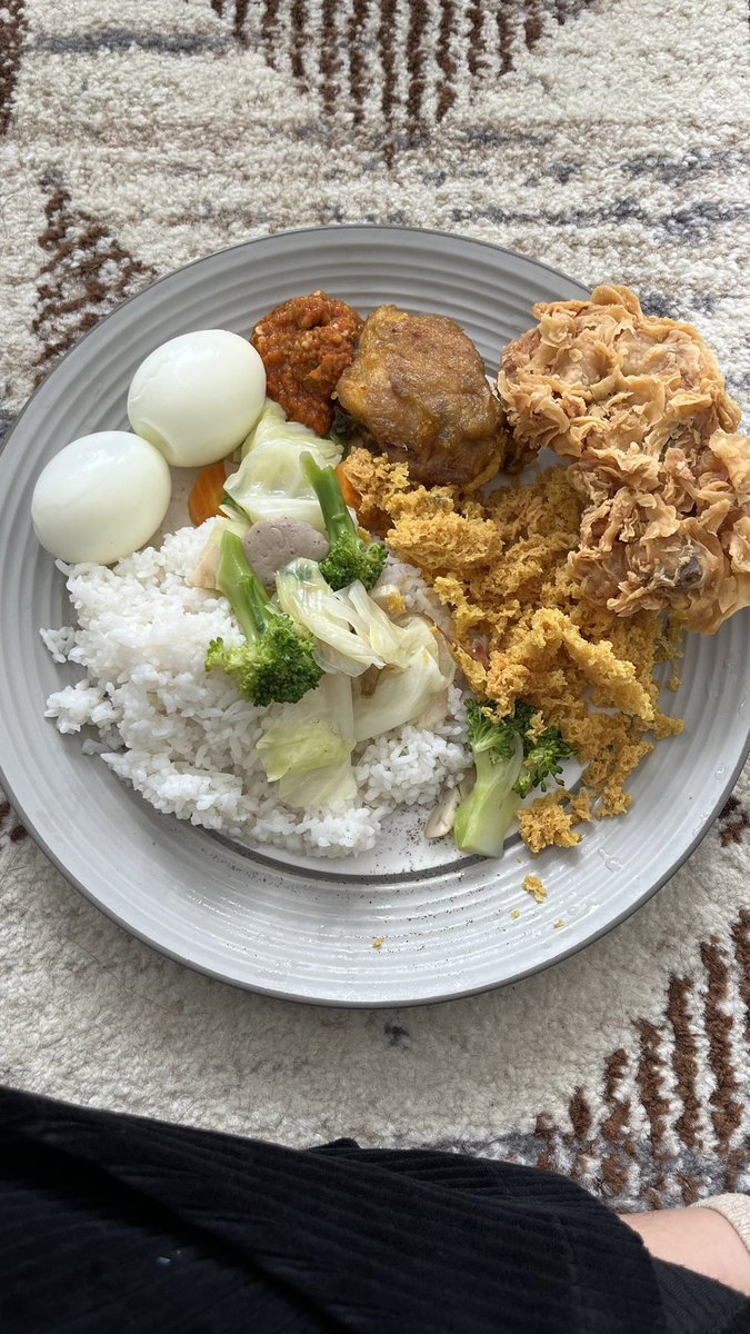 runtukansurya's tweet image. Makan cantik? 
More like makan kuli 🤙🏻