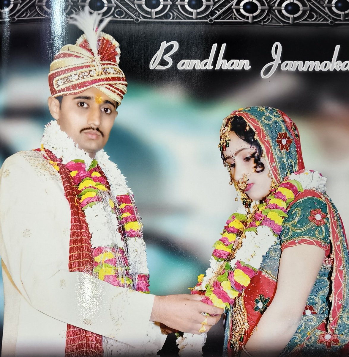 आज हमारी शादी की सालगिरह है,डायरी के इस पन्ने पर शब्द लिखते हुए दिल थोड़ा भर आता है,क्योंकि यह दिन सिर्फ़ हमारी शादी का नही,बल्कि उस प्रेम का उत्सव है जो संघर्षों से होकर यहाँ तक पहुँचा है।

मै तुम्हें धन्यवाद कहना चाहता हूँ मेरे साथ मेरे सफर मे साथ चलने के लिए,
तुम्हारा Ashish