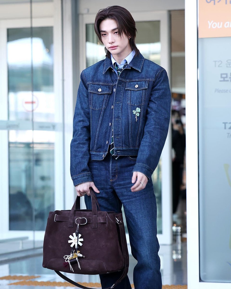 allnewsth2's tweet photo. พาส่อง Airport Look ของหนุ่มหล่อ “Hyunjin” Stray Kids ก่อนบินลัดฟ้าสู่กรุงปารีสเพื่อเข้าร่วมชมโชว์ Dior Men’s Winter 2026–27 ภายใต้การกำกับของ Jonathan Anderson

#HYUNJINxDIOR
#HYUNJIN 
#Dior #DiorWinter26
@Dior https://t.co/2J5XRsm5wz
