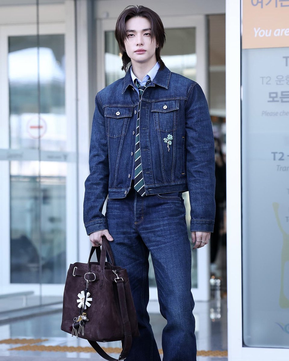 allnewsth2's tweet photo. พาส่อง Airport Look ของหนุ่มหล่อ “Hyunjin” Stray Kids ก่อนบินลัดฟ้าสู่กรุงปารีสเพื่อเข้าร่วมชมโชว์ Dior Men’s Winter 2026–27 ภายใต้การกำกับของ Jonathan Anderson

#HYUNJINxDIOR
#HYUNJIN 
#Dior #DiorWinter26
@Dior https://t.co/2J5XRsm5wz
