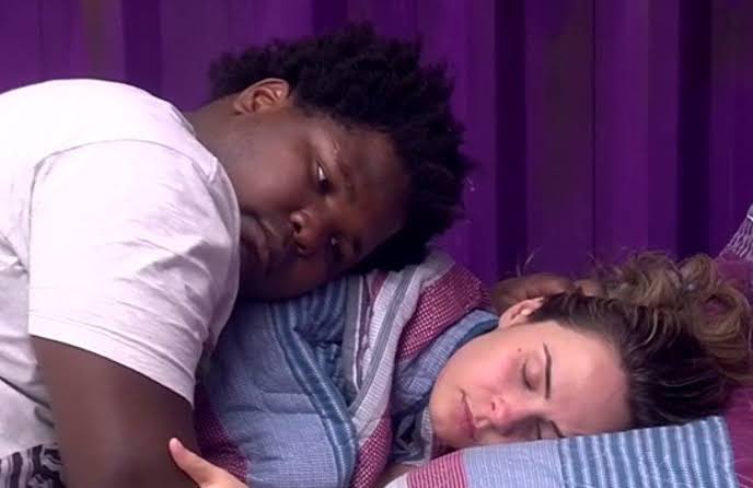 tuitevictor's tweet image. matheus e aline no quarto dizendo que a ana paula se aproximou da tia milena, dando a entender que seria por ela ser uma mulher preta, mas esquecem que no bbb16 a ana paula já era assim com o ronan.