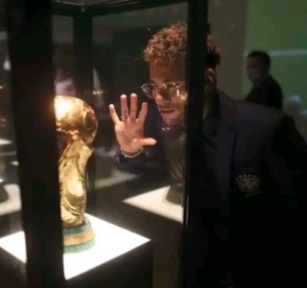 ver a alguien q es completamente tu tipo pero sabes q es imposible