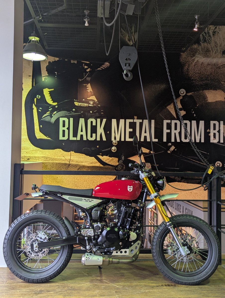 MUTT_tyocentral's tweet photo. \\在庫車情報//
RAZORBACK 250 Gloss Red

これでノーマルなの？と疑うほどシンプルながらもメカメカしく、カスタムルックでかっこいい！

シート高は898mmとやや高めですが、車重126kgと最軽量！

まずはお気軽にお問い合わせください！
展示車・試乗車ご用意しております！

#MUTTmotorcycles https://t.co/JHLt7xHACY