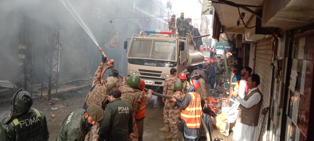 BalochDiaries's tweet photo. Quetta : A fire erupted at Achakzai Plaza(Liaquat Bazar Quetta) due to a short circuit.
Fire brigade and rescue teams responded immediately and are working to control the situation.
FC Balochistan, in close coordination with the civil administration, is present at the site and effectively managing rescue and safety operations.