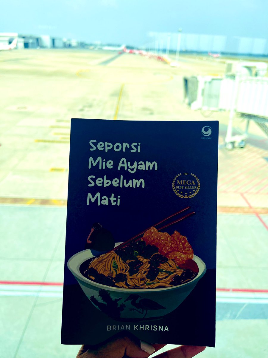 definitelyklm's tweet photo. Aku pikir buku ini akan berat, krn bercerita ttg seorang penderita depresi yg ingin mengakhiri hidupnya.  Buku yg perlu dibaca perlahan krn setiap bab membuat aku menghela napas.
Tyt cukup ringan dan positif kok.

2 jam selesai, pas utk bacaan di penerbangan 3,5jam sblm liburan. https://t.co/8RyDJpmVp5