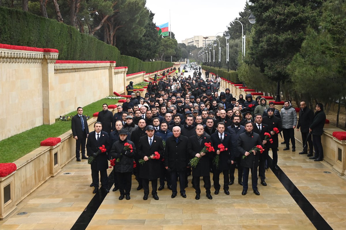 AzerbaijanMFA's tweet image. Xarici İşlər Nazirliyinin rəhbər heyətinin 20 Yanvar - Ümumxalq Hüzn Günü münasibətilə Şəhidlər Xiyabanını ziyarətinə dair mətbuat məlumatı

20 yanvar 2026-cı il tarixində Azərbaycan Respublikasının xarici işlər naziri Ceyhun Bayramovun rəhbərlik etdiyi Xarici İşlər Nazirliyi…