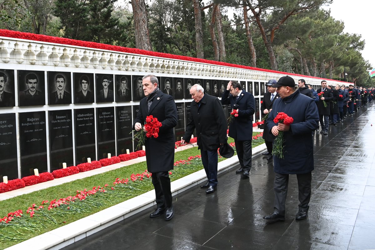 AzerbaijanMFA's tweet image. Xarici İşlər Nazirliyinin rəhbər heyətinin 20 Yanvar - Ümumxalq Hüzn Günü münasibətilə Şəhidlər Xiyabanını ziyarətinə dair mətbuat məlumatı

20 yanvar 2026-cı il tarixində Azərbaycan Respublikasının xarici işlər naziri Ceyhun Bayramovun rəhbərlik etdiyi Xarici İşlər Nazirliyi…