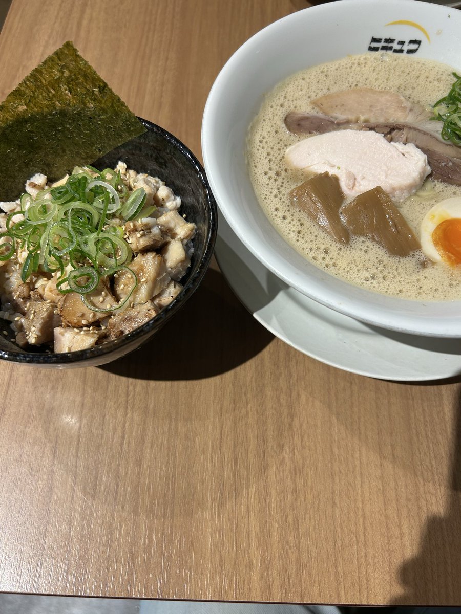 【厳選9店舗!!】兵庫県神戸市の超人気ラーメン店行きまくって神戸市全9区制覇してみた!! 【神戸ラーメン】 youtu.be/qD7Dg-_p0EA?si… <a href="/YouTube/">YouTube</a>より
灘区、麺ヒキュウさん
鶏白湯が甘くて濃くて美味しかった！
チャーシュー丼も上のチャーシューとタレの染みたご飯が美味しかった‼︎