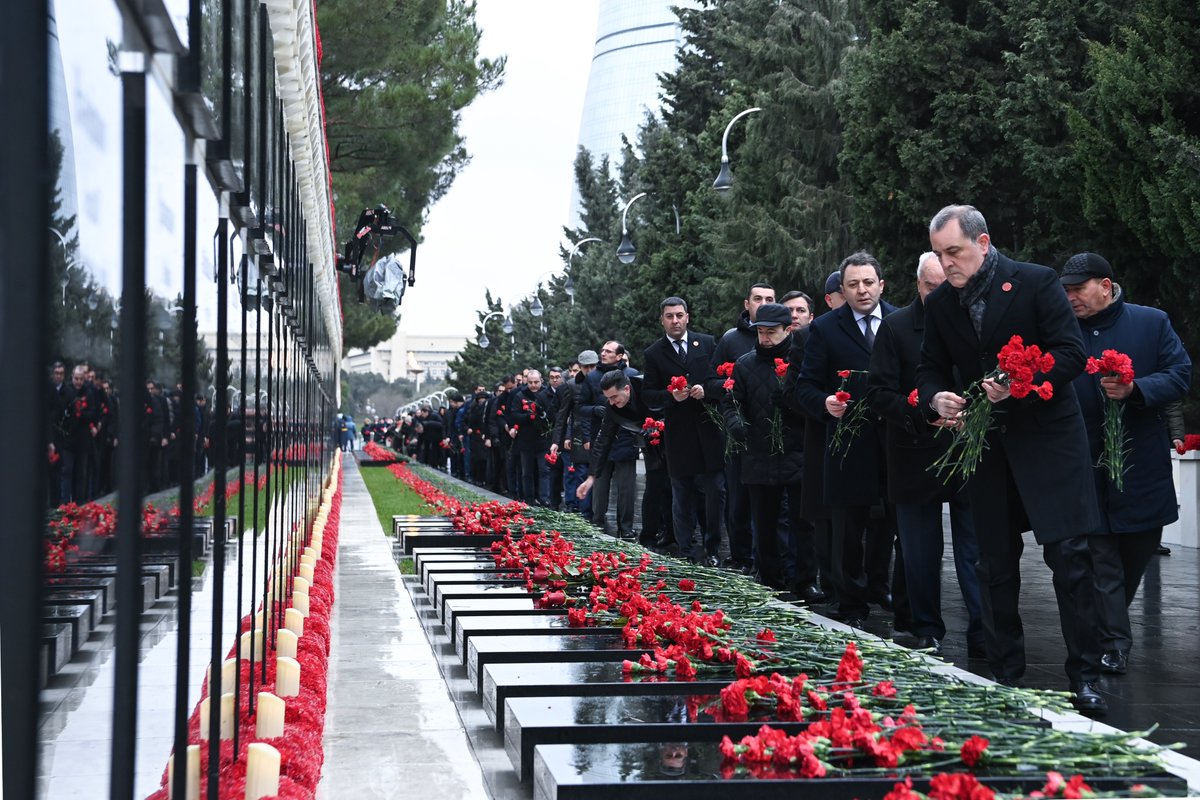 AzerbaijanMFA's tweet image. Xarici İşlər Nazirliyinin rəhbər heyətinin 20 Yanvar - Ümumxalq Hüzn Günü münasibətilə Şəhidlər Xiyabanını ziyarətinə dair mətbuat məlumatı

20 yanvar 2026-cı il tarixində Azərbaycan Respublikasının xarici işlər naziri Ceyhun Bayramovun rəhbərlik etdiyi Xarici İşlər Nazirliyi…