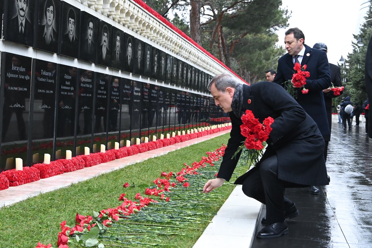 AzerbaijanMFA's tweet image. Xarici İşlər Nazirliyinin rəhbər heyətinin 20 Yanvar - Ümumxalq Hüzn Günü münasibətilə Şəhidlər Xiyabanını ziyarətinə dair mətbuat məlumatı

20 yanvar 2026-cı il tarixində Azərbaycan Respublikasının xarici işlər naziri Ceyhun Bayramovun rəhbərlik etdiyi Xarici İşlər Nazirliyi…
