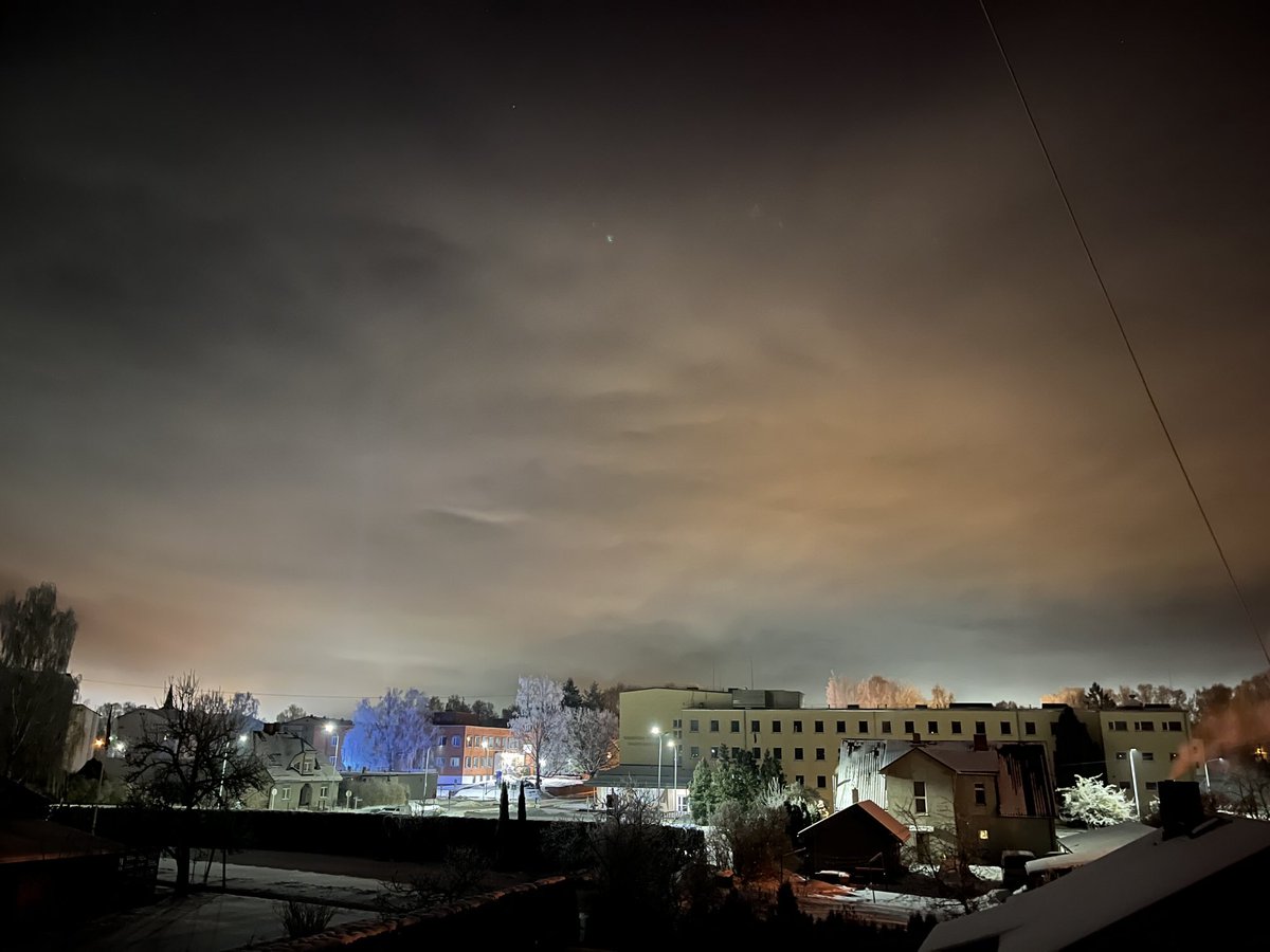Naktī esot bijusi ziemeļblāzma. Vienmēr esmu par slinku, izbraukt ārpus pilsētas to apskatīt. Tāpēc skats ⬇️ no manas lodžijas. Nez, tas skaitās, ka tagad esmu redzējis ziemeļblāzmu?🤔