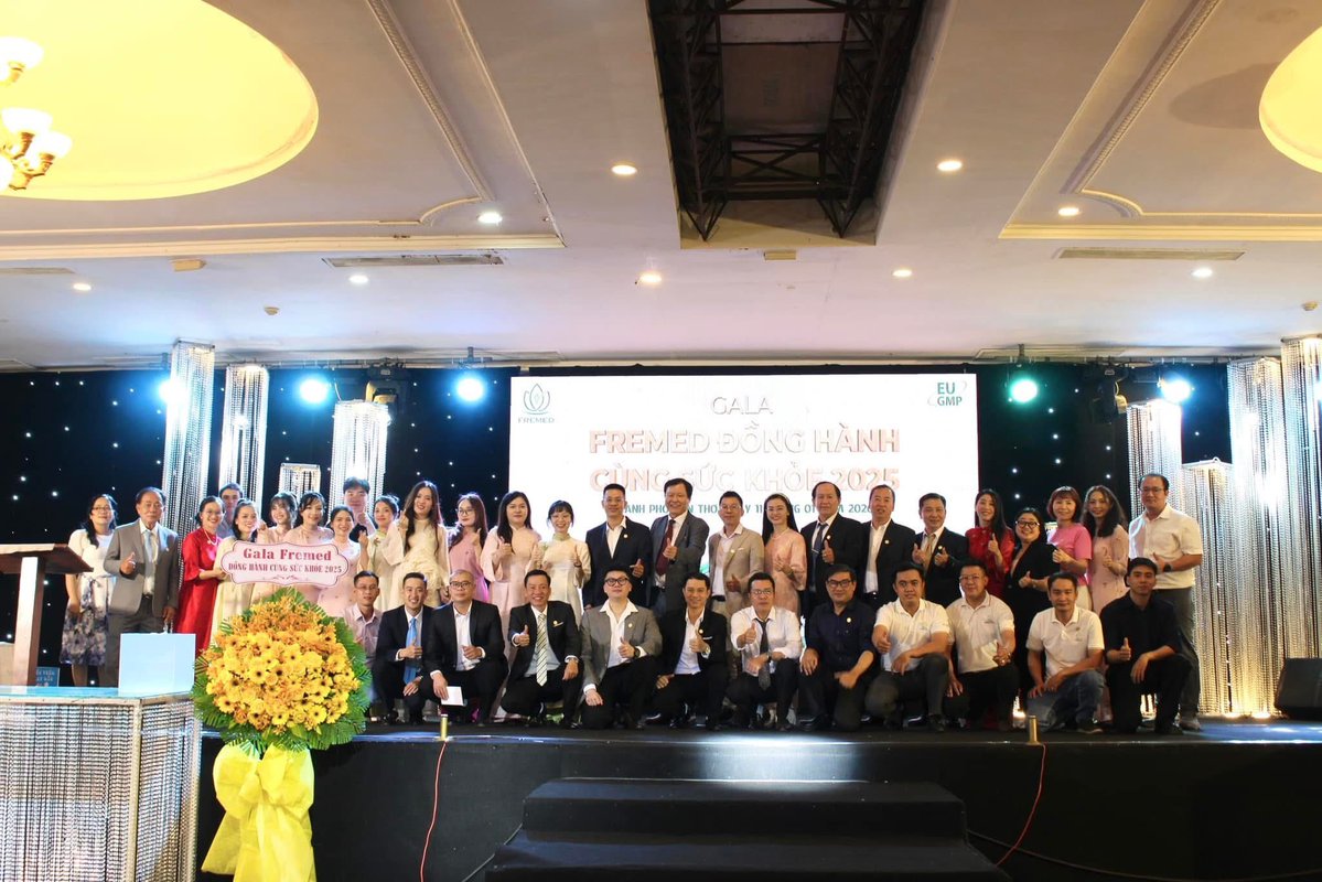 DoanNguyenPy's tweet image. Năm nay em không nhận giải mà đổi vai trò thành người trao giải cũng có chút cảm giác sân khấu nha🤣

Một lần nữa xin chúc mừng quý khách hàng tham dự Gala cuối năm với Fremed và đã may mắn ẳm giải, một điều cũng rất vui là khách hàng khu vực mình cũng trúng…