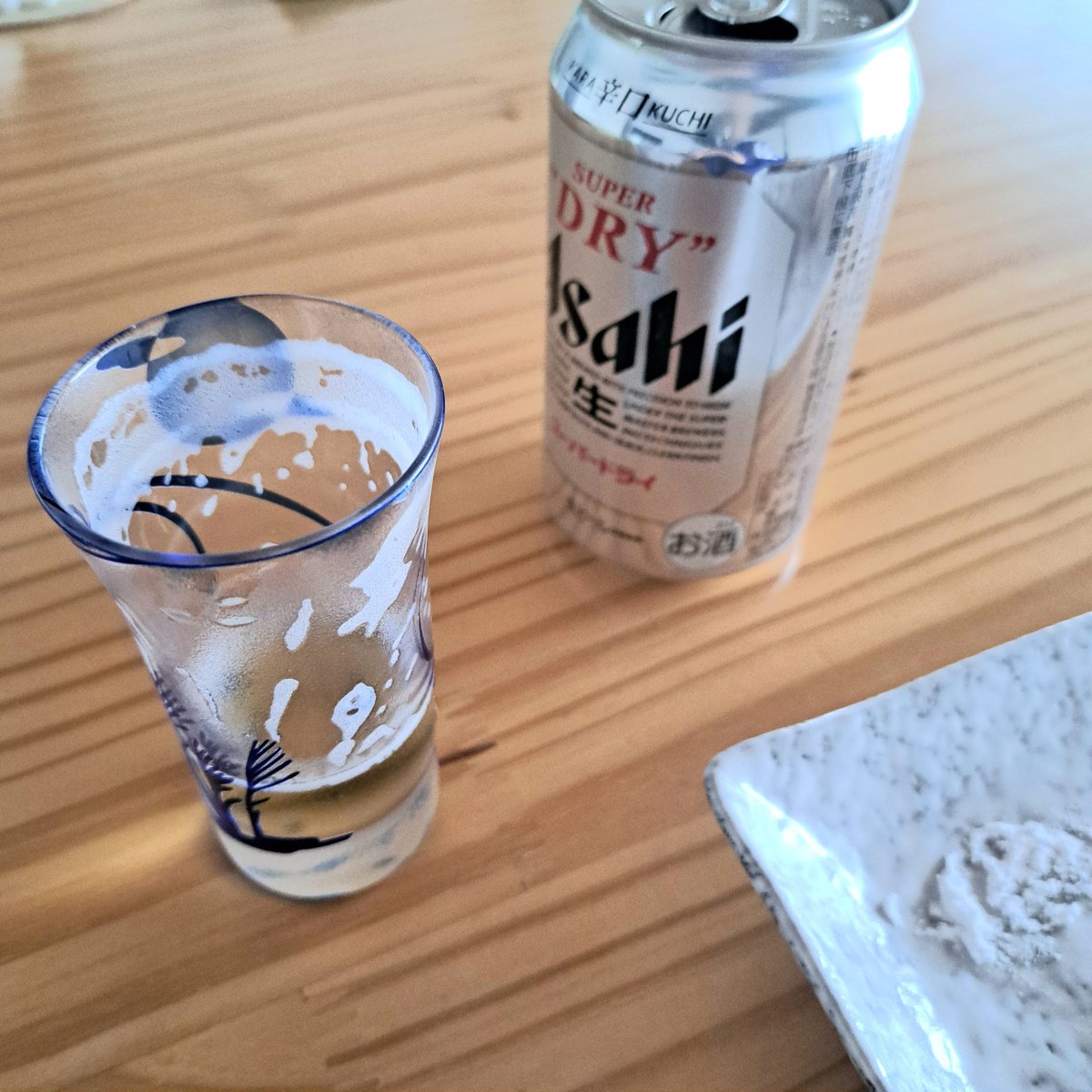 今日はリセットする日。
お家風呂の後は昼間のビール。
初めてかもしれない。
でも、旨い！
自作の一口ビアグラスですが、丁度良い心持ちです。
普段酒を呑まないので、あえてグラスは自作のものにしました。