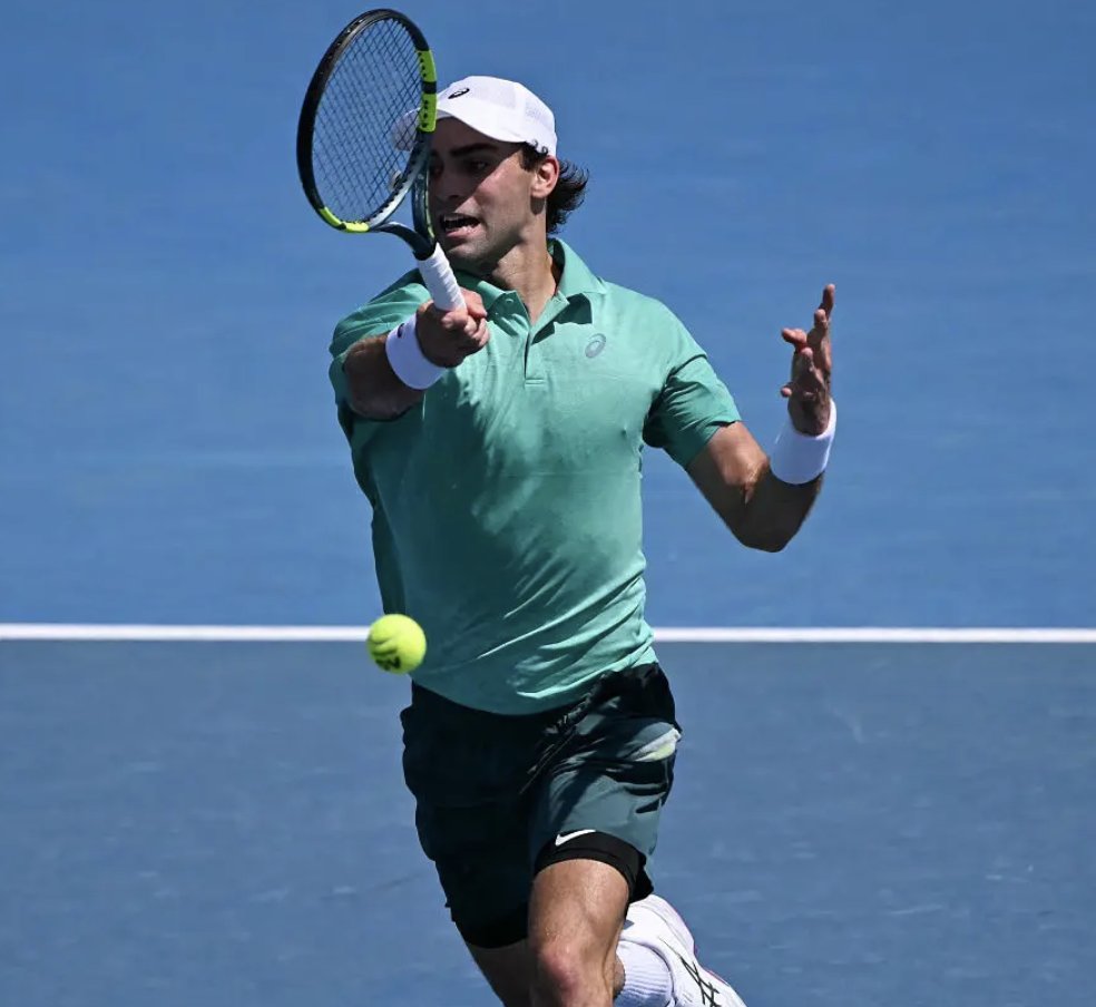 josemorgado's tweet photo. Eliot Spizzirri gets his biggest career win and beats João Fonseca 6-4, 2-6, 6-1, 6-2 to reach the R2 at the #AusOpen.

That's the first time Fonseca loses in the 1st round of a GS (was 4-0 in R1). 

The 19yo looked far from fit after withdrawing from Brisbane and Adelaide. https://t.co/8Ddbt5GkG4