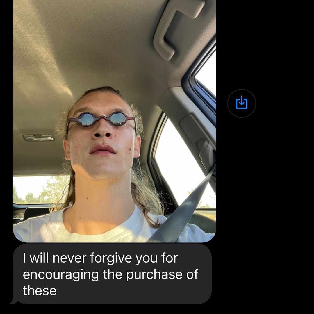 hoellanders's tweet image. this type of friend 😭