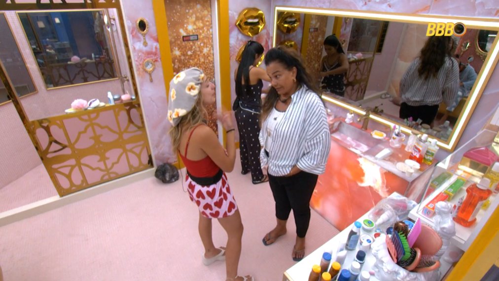 SeriesBrasil's tweet image. Samira chora em conversa com Solange:

"Passei por cima do meu pai, da minha mãe e das crenças deles pra ser quem eu sou hoje. Uma mínima tatuagem eu não posso fazer. Não podia cantar dentro de casa, não podia me expressar, imitar uma atriz da Globo." #BBB26