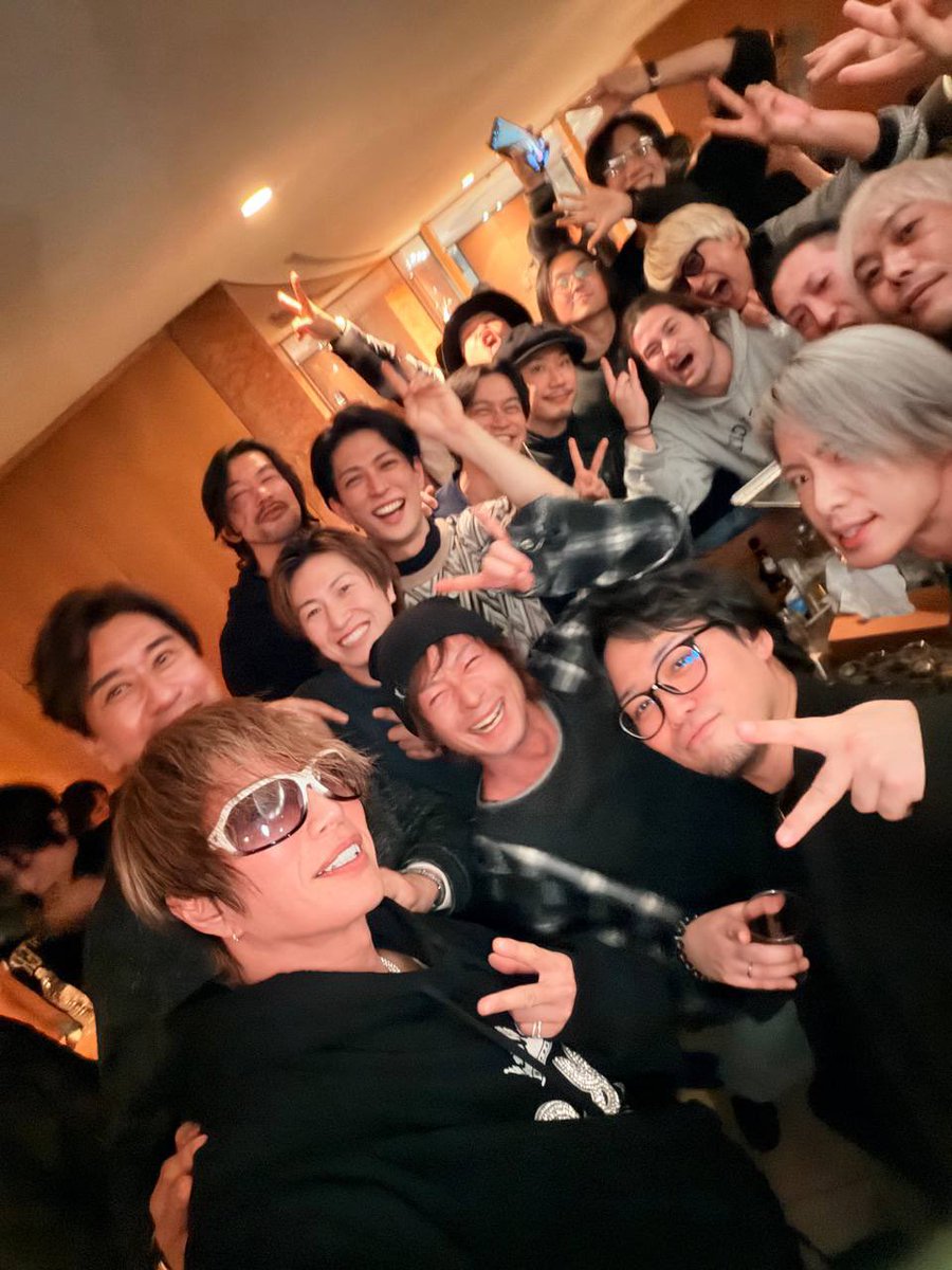 GACKT's tweet photo. 昨日、
YFCzのLIVEが終わって、
タイミングが合った仲間たちと新年会を開いた。

オトコだらけの新年会は毎年容赦ない。
今年も70人を超える芸能系の仲間が集まったが、
最後まで生き残ったのは40人ほど。

それでも、
こんなバカ騒ぎに集まってくれる仲間がいることが、
ただただ嬉しい。
一年に一度しか会わない人もいる。
それでも、
こうして定期的に顔を合わせられる関係が続いている。

人との繋がりが薄れていく時代に、
未だに本気でバカになれて、
笑い合える仲間がこれだけいること。
本当にありがたい話だ。

さて、
いよいよ南アメリカだ。

気合い入れていくか。
2026年、いいスタートだ。