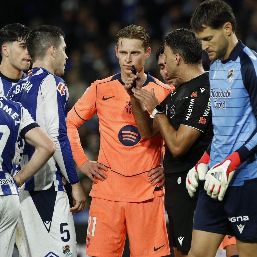 TouchlineX's tweet photo. 🚨 𝗡𝗘𝗪: Estrada Fernandez (Former La Liga referee): "The 3D render they put to justify Lamine Yamal's offside has ZERO CREDIBILITY."

"If they took so long to show it, it was because they were editing it to make it look believable."

"The refereeing committee always told us that we could 'play with the frames' to show on broadcast TV."

"They also said that for VAR to disallow a goal due to a previous foul, it would have to be a minimum yellow card offense. This was not the case for Fermín's goal, which means it was ALSO unfairly disallowed."