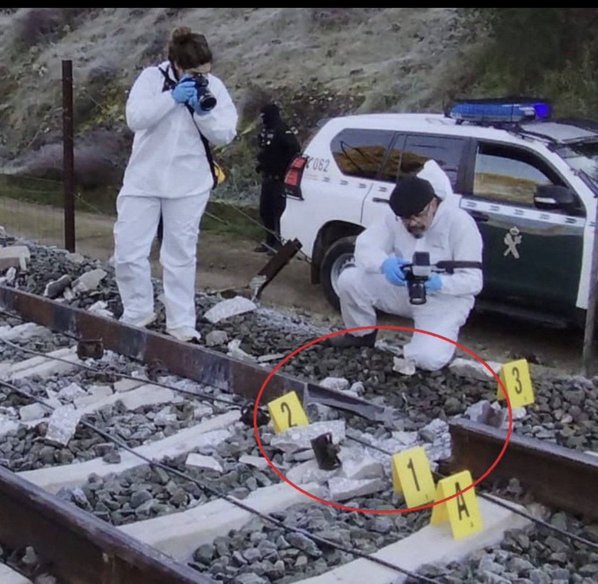 Αντί να μπαζώσουν στην Ισπανία, κάνουν εγκληματολογική έρευνα στις γραμμές και στα εκτροχιασμένα τρένα. Αυτό