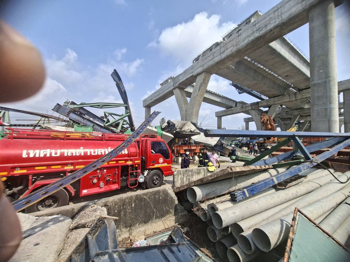 BKK_community's tweet photo. 𝗥𝗔𝗠𝗔 𝟮 𝗜𝗦 𝗕𝗔𝗖𝗞

A vehicle fire broke out on Rama II Road during clearance work at the crane collapse site.

Workers were cutting steel from the collapsed pier. Sparks fell into a car trapped under the structure. The vehicle still had fuel in the tank, and the fire ignited.

There was no explosion.

That wasn’t planning. That was luck.

In countries with strong safety systems, hot work does not start above a fuel-filled vehicle. Fuel is drained or neutralized. Batteries are disconnected. Fire containment is in place before the first cut.

This time, it stopped at a fire.

Depending on luck is not a safety strategy.

𝗕𝗮𝗻𝗴𝗸𝗼𝗸 𝗖𝗼𝗺𝗺𝘂𝗻𝗶𝘁𝘆 𝗛𝗲𝗹𝗽

#Rama2
#Bangkok
#PublicSafety
#ConstructionSafety
#Infrastructure
#Thailand
#SafetyFirst
#NoMoreLuck
#UrbanRisk
#BCH