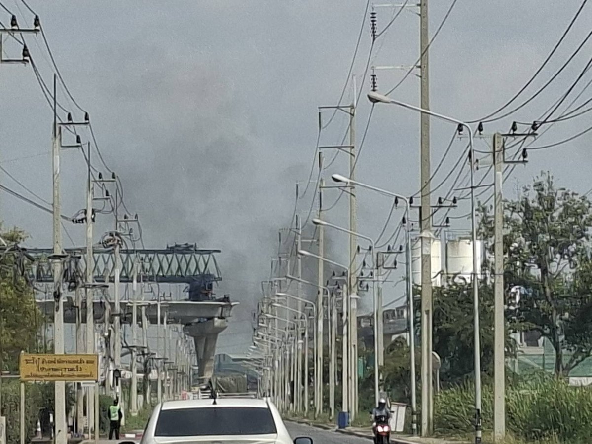 BKK_community's tweet photo. 𝗥𝗔𝗠𝗔 𝟮 𝗜𝗦 𝗕𝗔𝗖𝗞

A vehicle fire broke out on Rama II Road during clearance work at the crane collapse site.

Workers were cutting steel from the collapsed pier. Sparks fell into a car trapped under the structure. The vehicle still had fuel in the tank, and the fire ignited.

There was no explosion.

That wasn’t planning. That was luck.

In countries with strong safety systems, hot work does not start above a fuel-filled vehicle. Fuel is drained or neutralized. Batteries are disconnected. Fire containment is in place before the first cut.

This time, it stopped at a fire.

Depending on luck is not a safety strategy.

𝗕𝗮𝗻𝗴𝗸𝗼𝗸 𝗖𝗼𝗺𝗺𝘂𝗻𝗶𝘁𝘆 𝗛𝗲𝗹𝗽

#Rama2
#Bangkok
#PublicSafety
#ConstructionSafety
#Infrastructure
#Thailand
#SafetyFirst
#NoMoreLuck
#UrbanRisk
#BCH