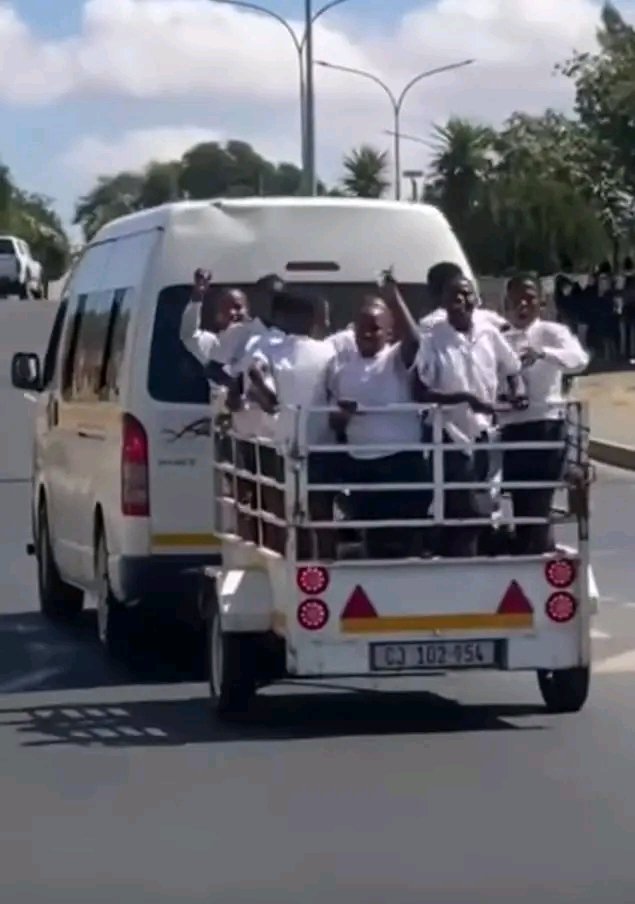 Taxi overloaded with kids and a trailer full of school kids 💔💔💔💔💔

Driver
Vanderbijlpark 
Vaal