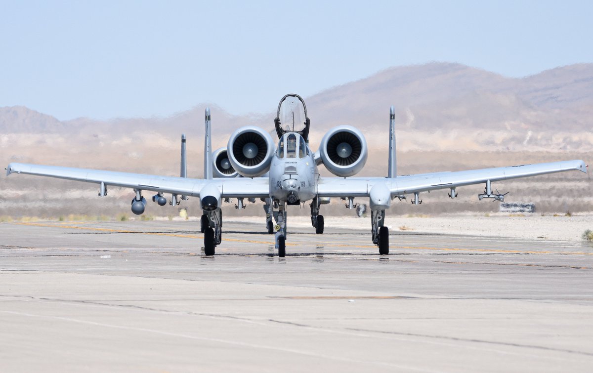 619_Aviation's tweet image. HAWG01 a flight of two A-10s from the 422nd Test and Evaluation Squadron hanging around Nellis AFB during the CAD Demo during the show in April.
#a10 #nellis #bats #brrt #airshow #lasvegas