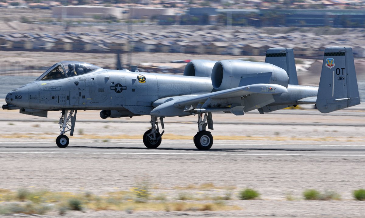 619_Aviation's tweet image. HAWG01 a flight of two A-10s from the 422nd Test and Evaluation Squadron hanging around Nellis AFB during the CAD Demo during the show in April.
#a10 #nellis #bats #brrt #airshow #lasvegas