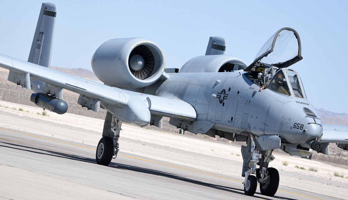 619_Aviation's tweet image. HAWG01 a flight of two A-10s from the 422nd Test and Evaluation Squadron hanging around Nellis AFB during the CAD Demo during the show in April.
#a10 #nellis #bats #brrt #airshow #lasvegas