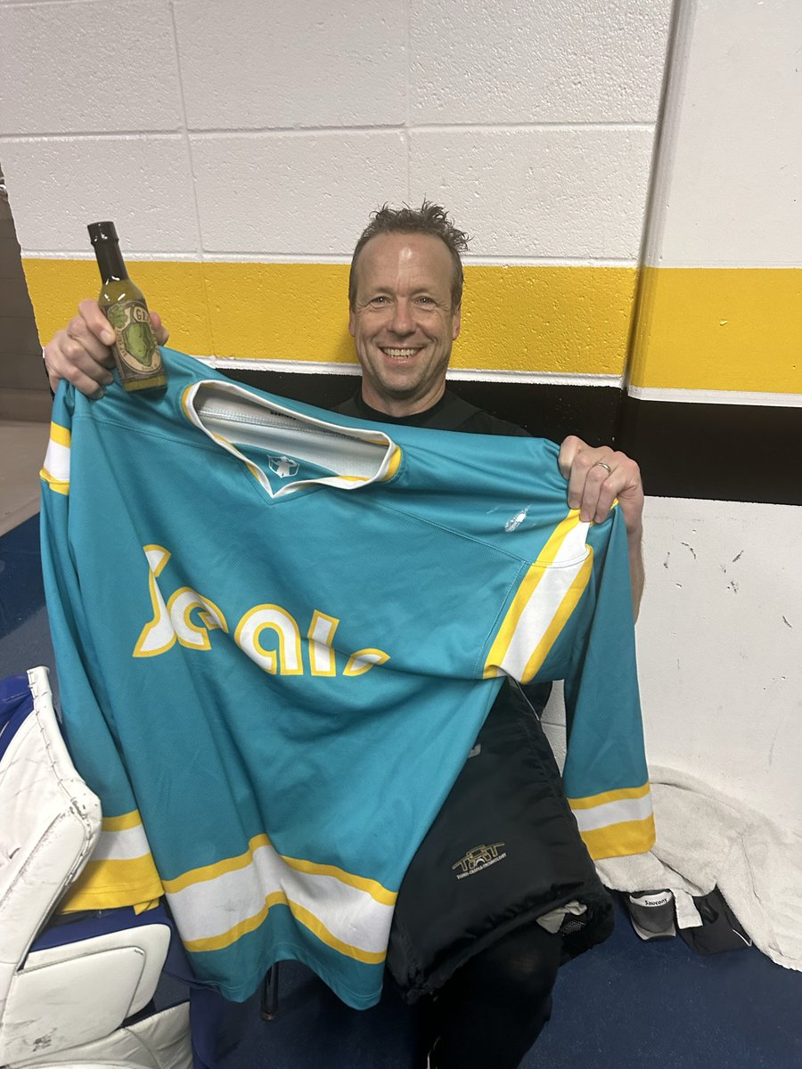 oaktownseals's tweet photo. our keeper Ted, gutted it out through the final minutes of play to help us hang on and beat those Golden Bears, earning him the #saucyplayoftheday                                      

#oaklandseals
brought to you by @GreenBellyFoods https://t.co/amcImrlZUx