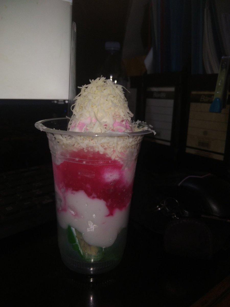 cueminghao's tweet image. Meredakan amarah dengan jajan pisjo 🤤😻🤍