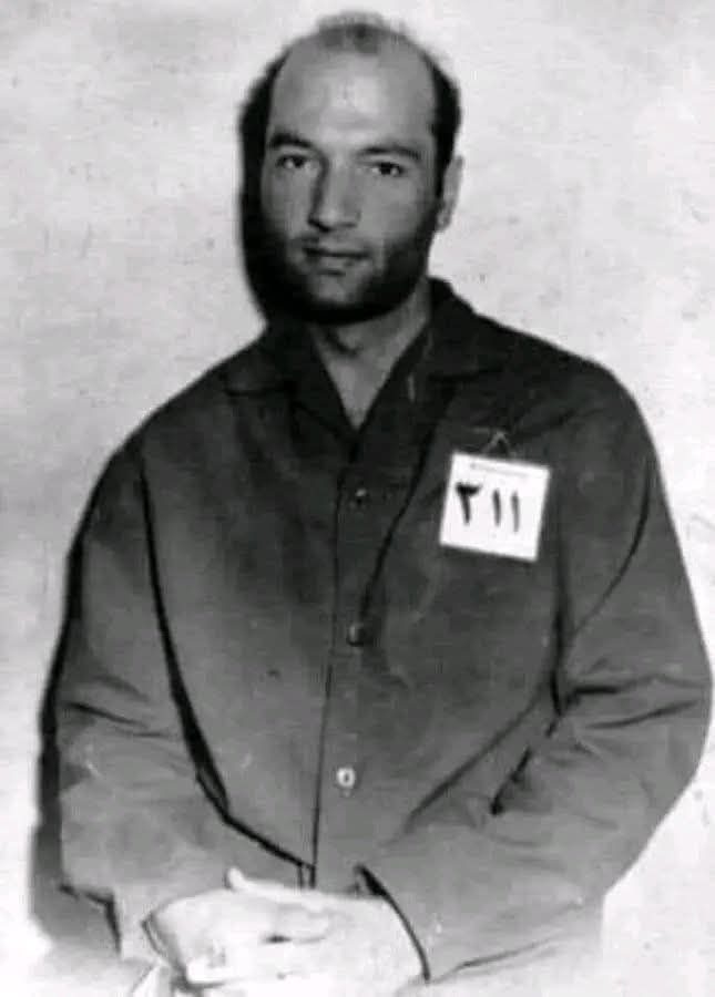 Bu metinde Dr. Ali Şeriati, Müslüman toplumların yaşadığı zihinsel, sosyal ve dini sorunları eleştiriyor ve şu düşünceleri vurguluyor:

- Peygamber döneminde cami, ibadet, eğitim ve siyaset merkeziydi; herkesin aktif olduğu bir yerdi. Bugün ise gösterişli ama işlevsiz yapılara