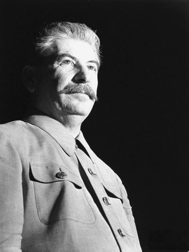 Ser comunista es dar ejemplo, cosa que muchos que se dicen "comunistas" ignoran. Un comunista tiene que ser humilde y no ostentoso

El salario de Stalin era de 800 rublos, el mismo que el salario de un obrero cualificado o un profesor en la URSS.