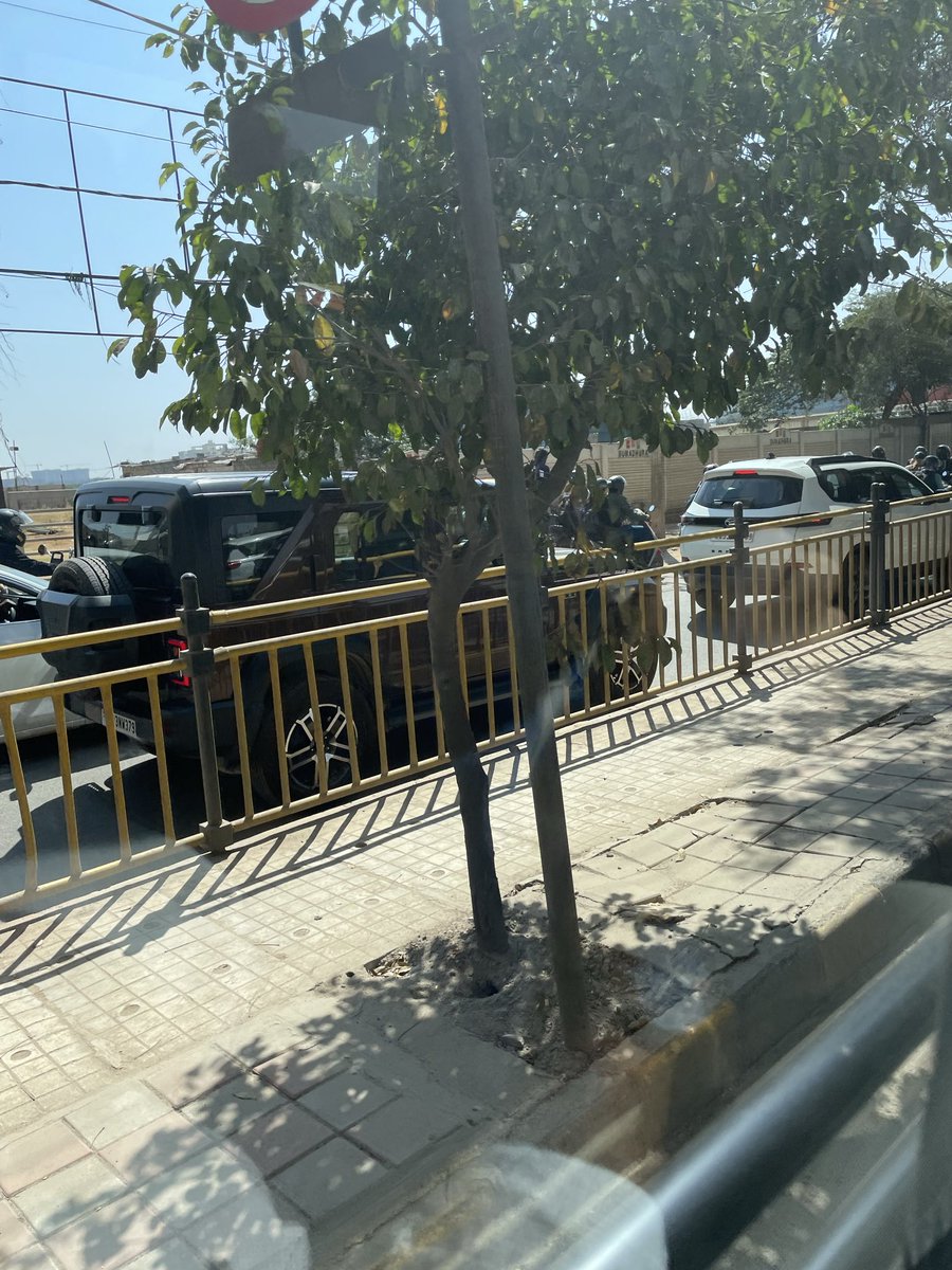 NiruOzoneniru's tweet photo. @GBAChiefComm @MALimbavali all the GBA workers🙏 keeping Bengaluru Bellandur footpath clean happy to see morning drive for office city clean to the better thank you https://t.co/C9KPRbmgF5