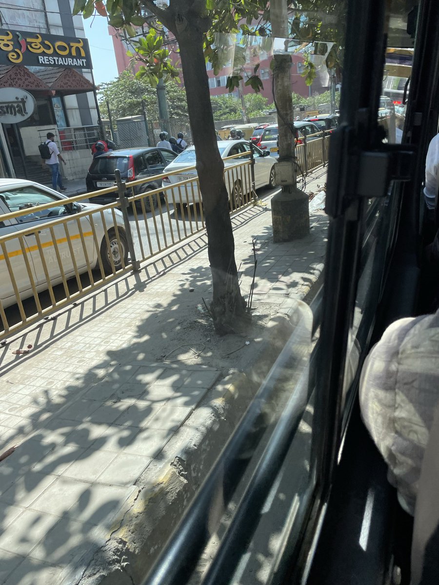 NiruOzoneniru's tweet photo. @GBAChiefComm @MALimbavali all the GBA workers🙏 keeping Bengaluru Bellandur footpath clean happy to see morning drive for office city clean to the better thank you https://t.co/C9KPRbmgF5