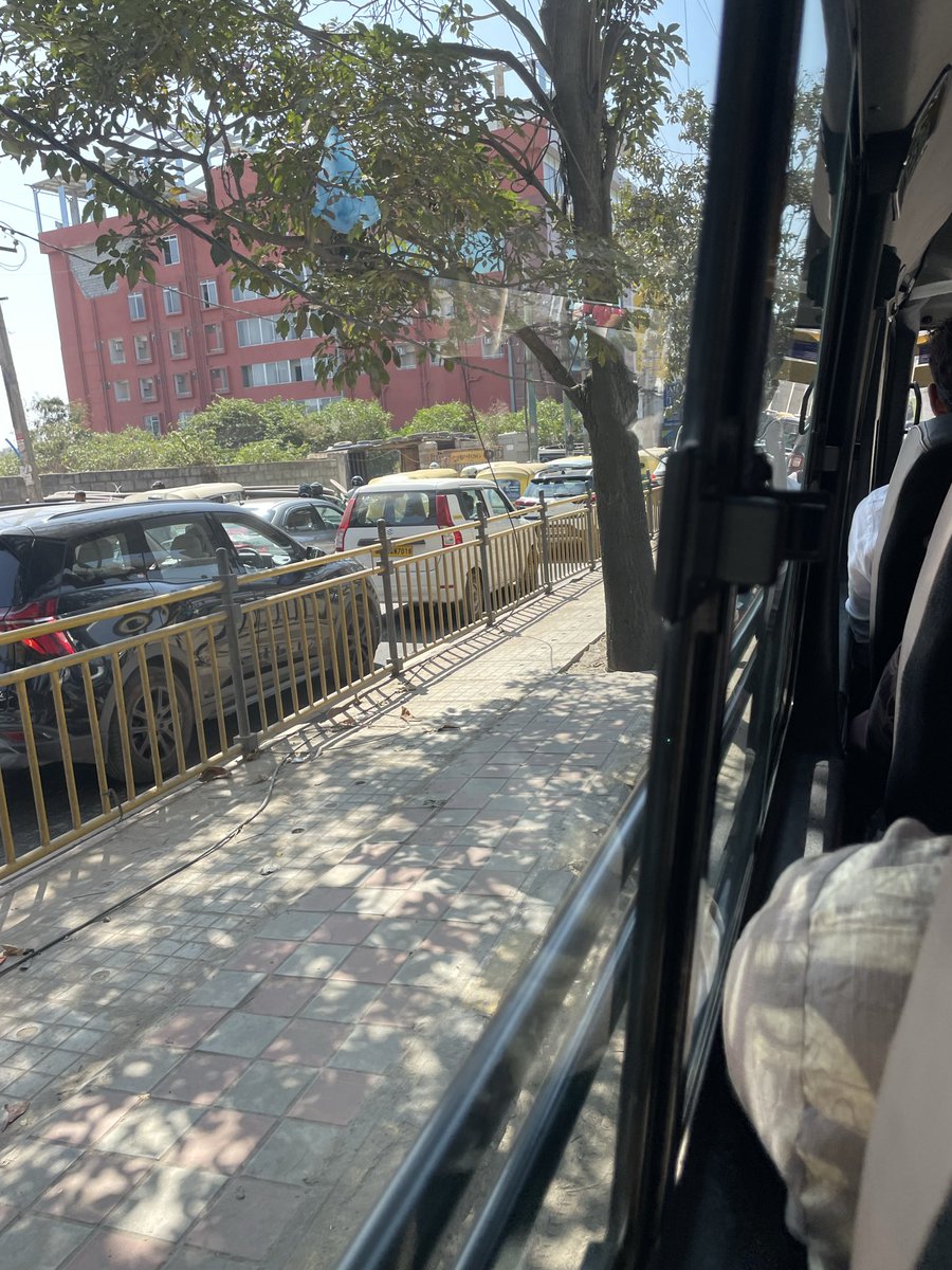 NiruOzoneniru's tweet photo. @GBAChiefComm @MALimbavali all the GBA workers🙏 keeping Bengaluru Bellandur footpath clean happy to see morning drive for office city clean to the better thank you https://t.co/C9KPRbmgF5